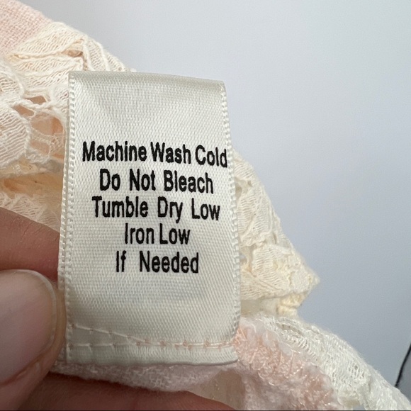 Women's Pink Floral White Lace Buttondown Scoopneck Sleeveless Tank Top - Picture 5 of 10